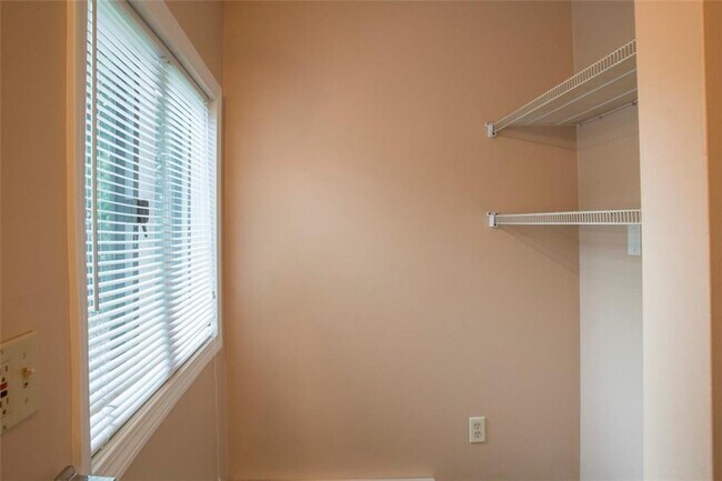 Building Photo - 2840 Hartford Ave