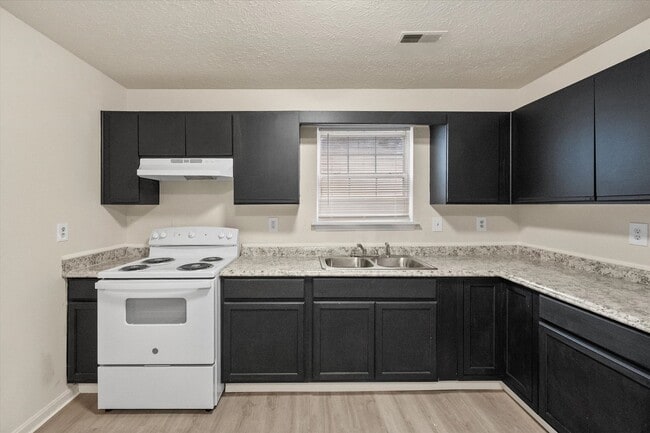 Building Photo - Three Bedroom House With Brand New Carpet