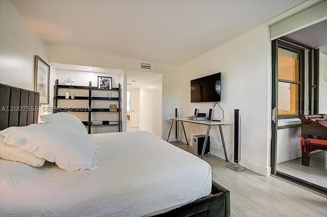 Building Photo - 276 Crandon Blvd