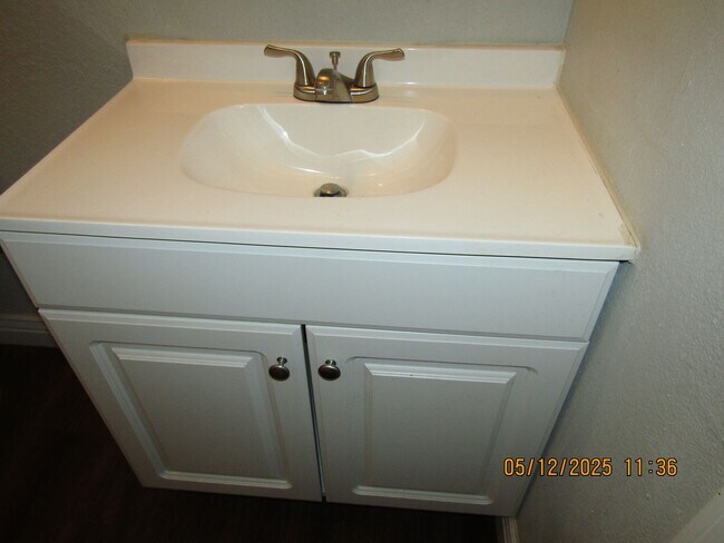 Building Photo - Lovely 3 bedroom 1 1/2 bath Pet friendly h...