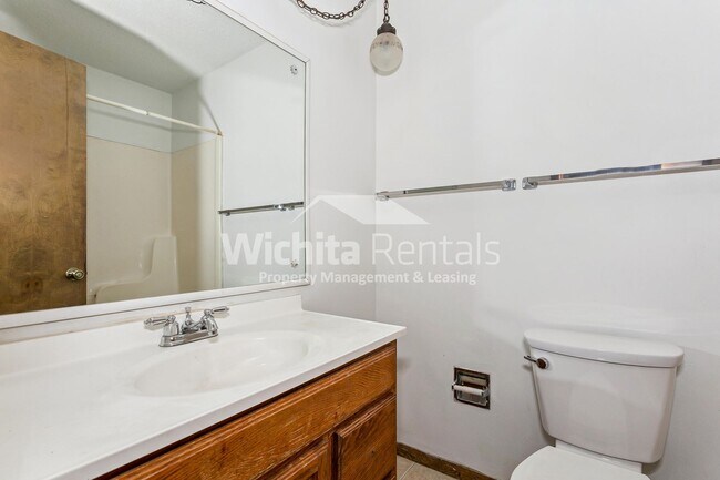 Building Photo - 2305 S White Oak Dr