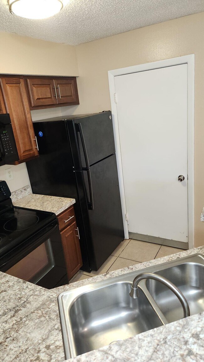 Building Photo - 8636 Mallard Reserve Dr