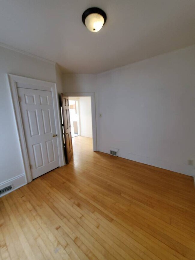 Building Photo - Spacious 5BED/2BATH Upper Near Marquette