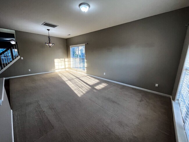 Building Photo - Gorgeous 4 Bedroom, 2 1/2 Bathroom Home in...