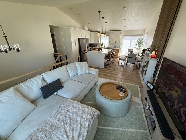 Building Photo - Beautifully Remodeled 4 Bed, 3 Bath Home with 2-Car Garage with amazing views and solar!!