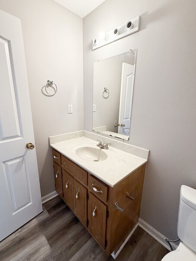 Building Photo - 3 Bedroom 2 Bathroom home!!