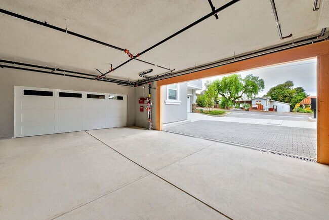 Building Photo - 343 Oak Ave