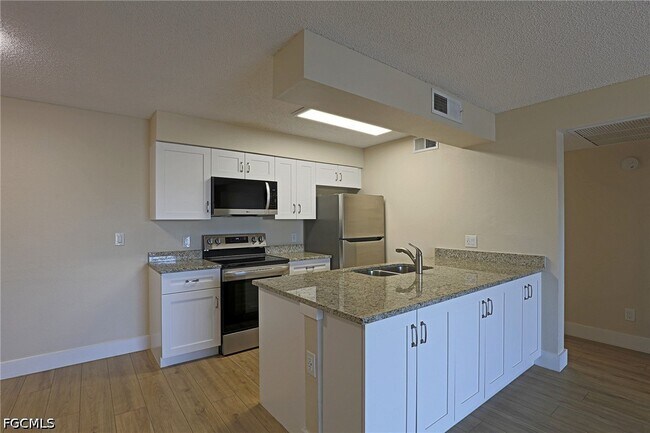 Building Photo - 5311 Summerlin Rd