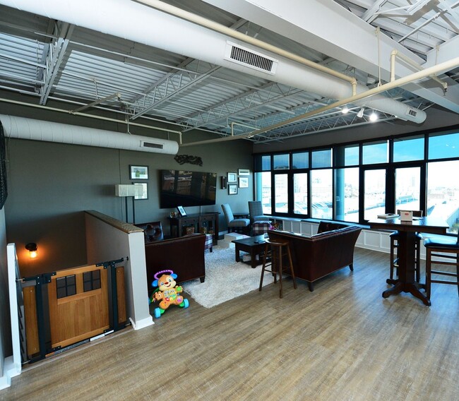 Building Photo - Penthouse in Downtown!