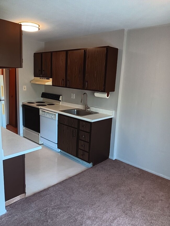 Building Photo - Chagrin Falls condo for rent