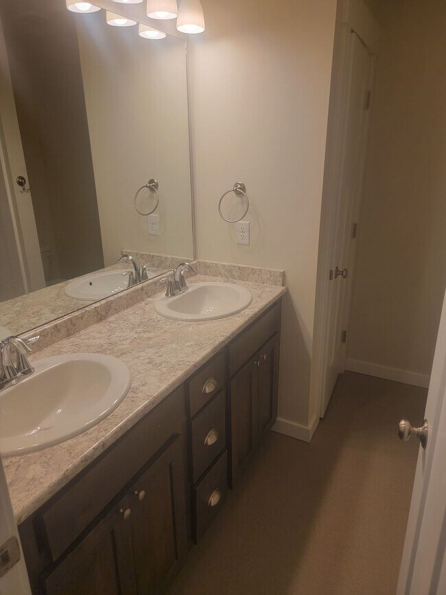 Building Photo - 609 13th St