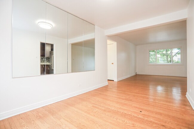 Building Photo - 2754 W Berwyn Ave