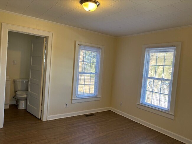 Building Photo - 1917