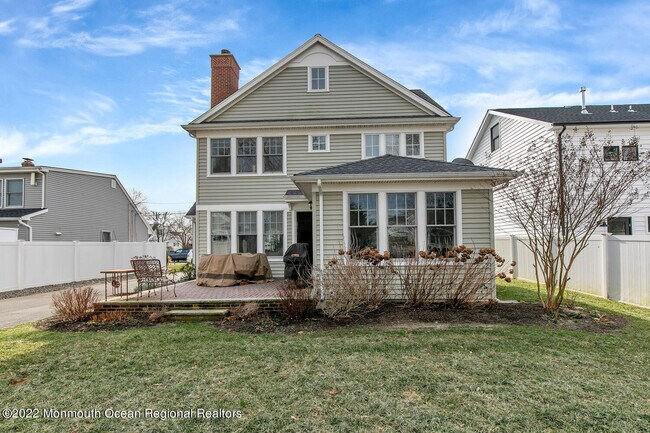 Building Photo - 812 Claridge Dr