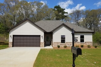 Building Photo - Home for Rent in Lincoln! COMING SOON!