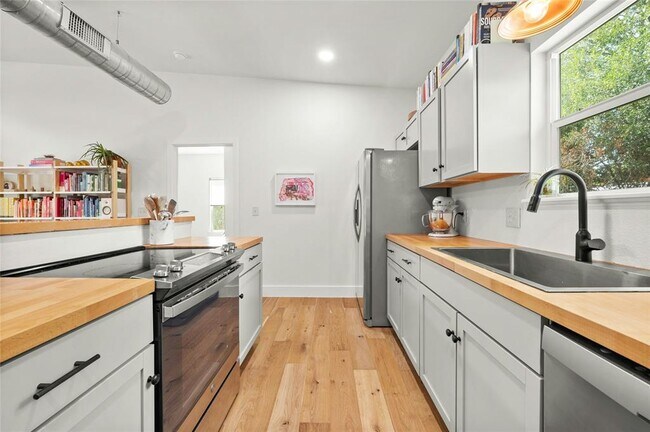 Building Photo - 602 Persimmon St