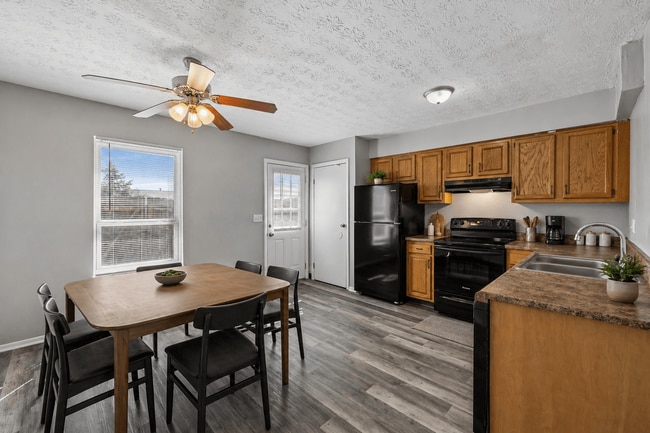 Building Photo - Sharon Green Townhomes