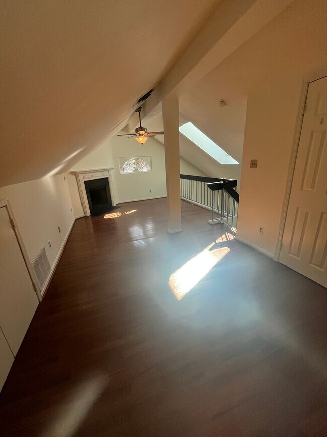 Building Photo - 1413 E Abingdon Dr