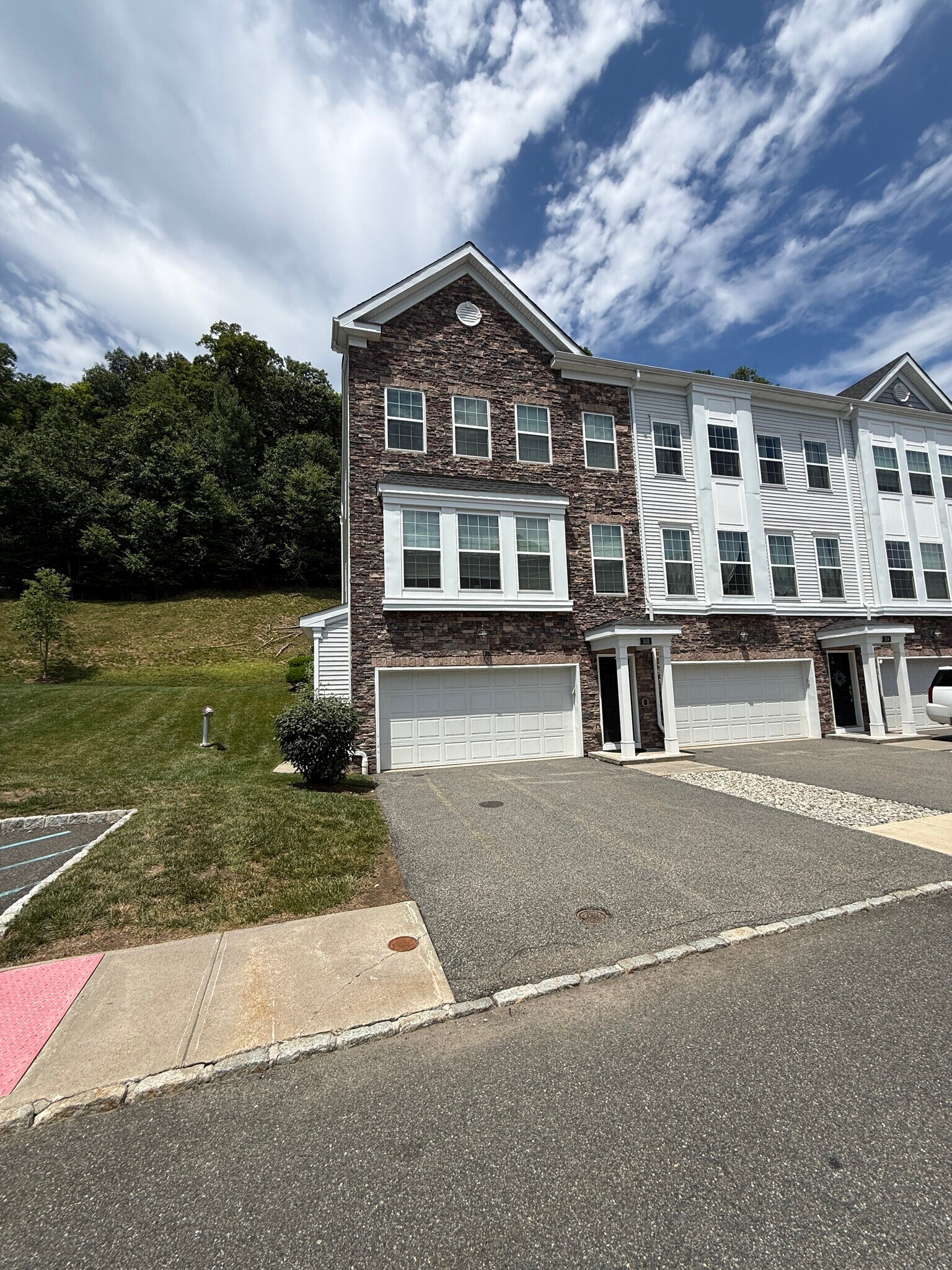 Building Photo - 502 Parkview Ln