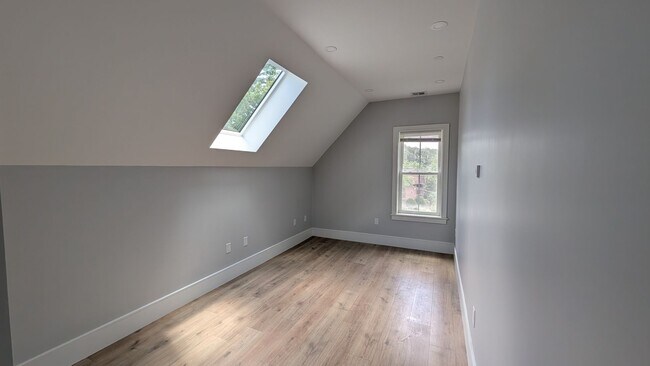Building Photo - 128 Kenrick St