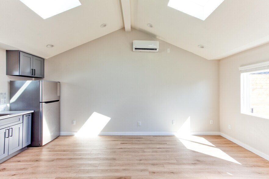Building Photo - 630 E San Antonio Dr