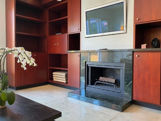 Building Photo - LUXURY TOP-FLOOR 2BR/2.5BA PENTHOUSE LOFT ...