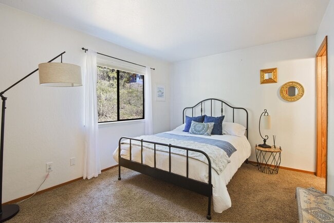 Building Photo - Cozy Armstrong Tract Long Term Furnished L...