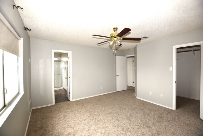 Building Photo - Cul-de-Sac Comfort + Backyard Bonus in Pfl...