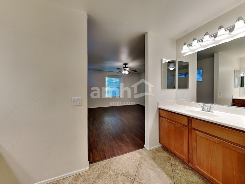 Building Photo - 4152 E Vest Ave