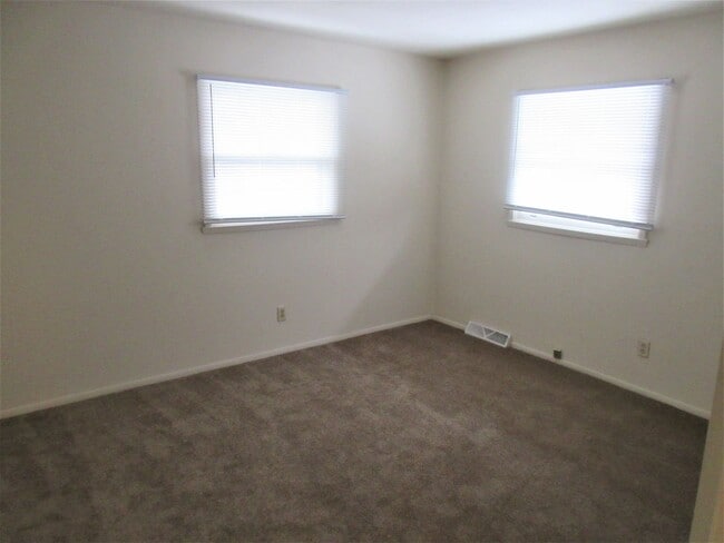 Building Photo - 432