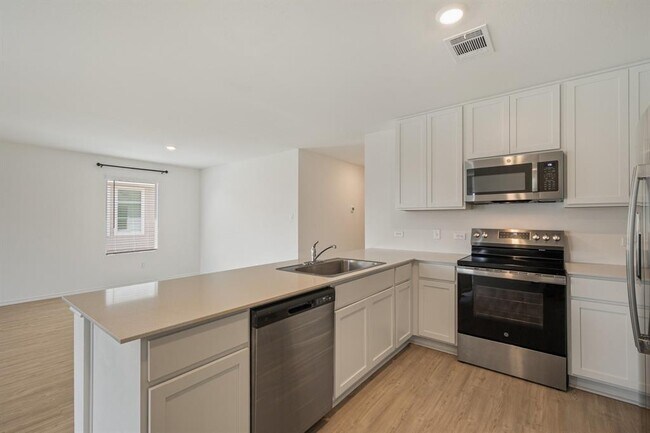 Building Photo - 412 Heritage Grvs Rd