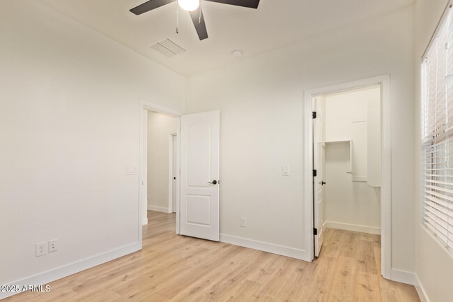 Building Photo - 2669 E Bellerive Dr