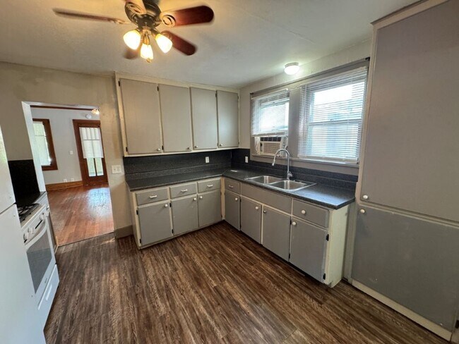 Building Photo - 2 bedrooms with sunroom, 1 bath , spacious...
