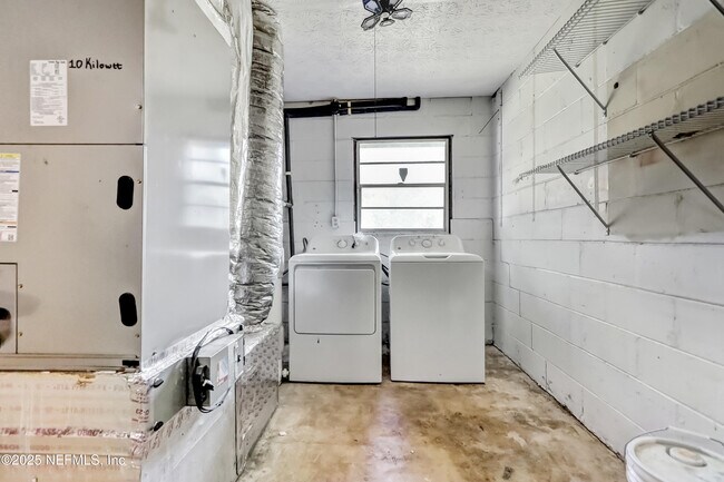 Building Photo - 3400 Red Oak Cir