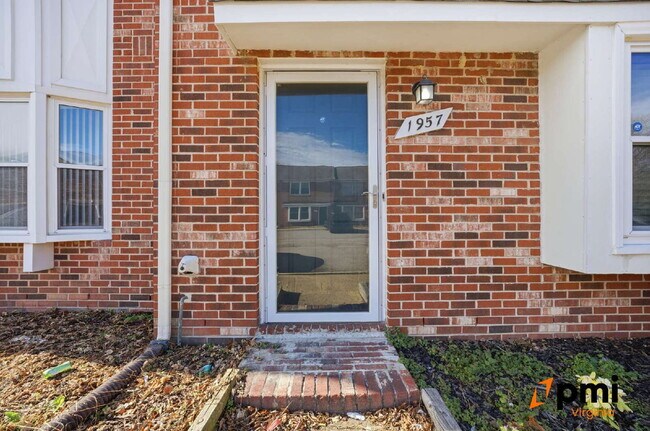 Building Photo - 2 PRIMARY BEDROOMS, LIVING ROOM AND DINING, PETS ALLOWED