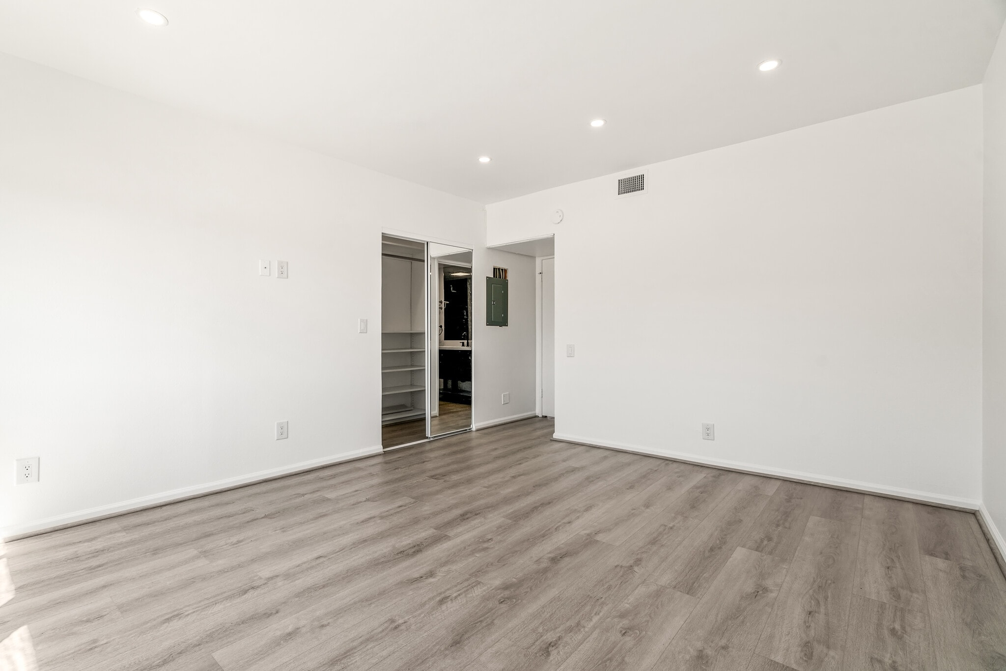 Building Photo - 277 E Alejo Rd