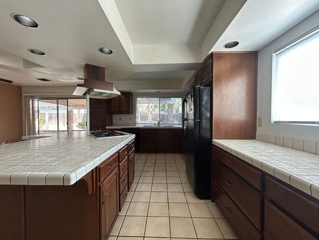 Building Photo - 5055 Pearblossom Dr