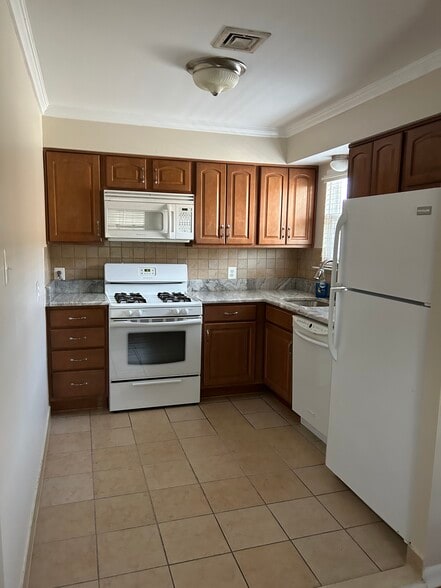 Building Photo - 8124 Ryers Ave