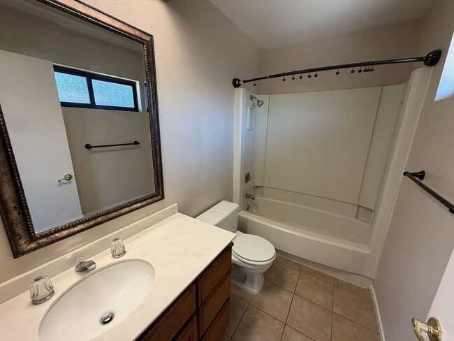 Building Photo - Well Maintained Duplex