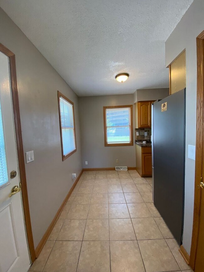 Building Photo - Huge Urbandale Home with Fenced In Back Yard!