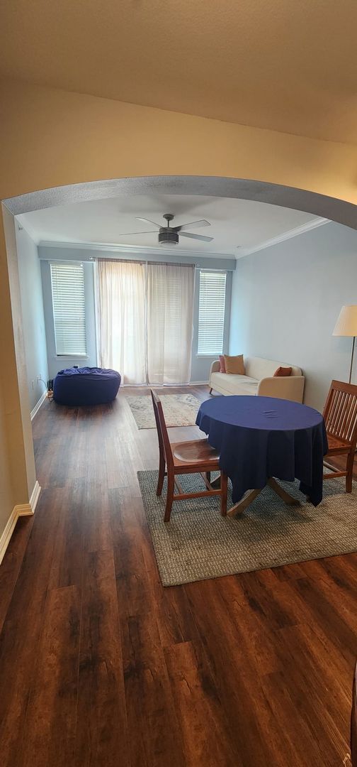 Building Photo - 2/2 Apartment Walking Distance from UT