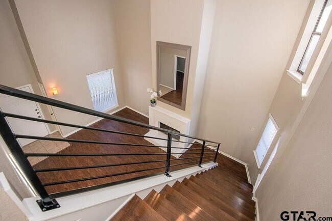 Building Photo - 5907 Hollytree Dr