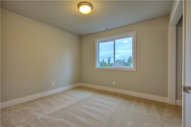 Building Photo - All inclusive master suite with private ba...