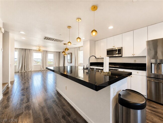 Building Photo - 372 Ambitious St