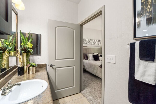 Building Photo - Exclusive Offer: Free Rent, No Fees, $200 Gift Card!