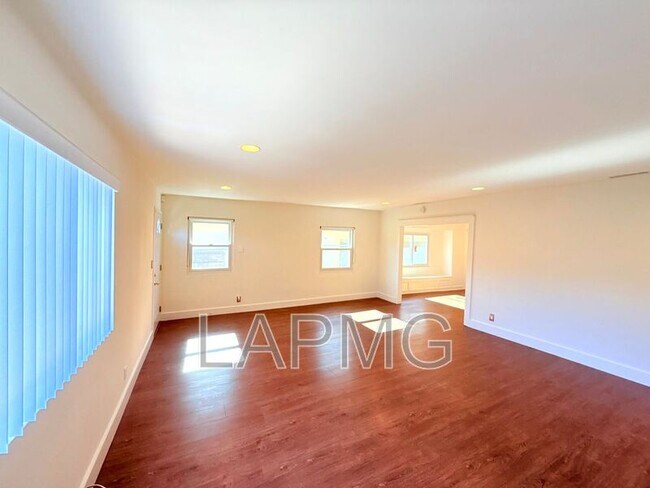 Building Photo - 4447 Lockwood Ave