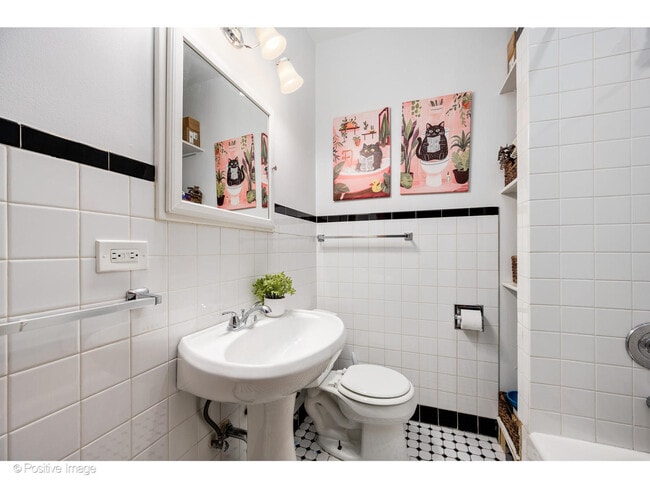 Building Photo - 1462 W Warner Ave