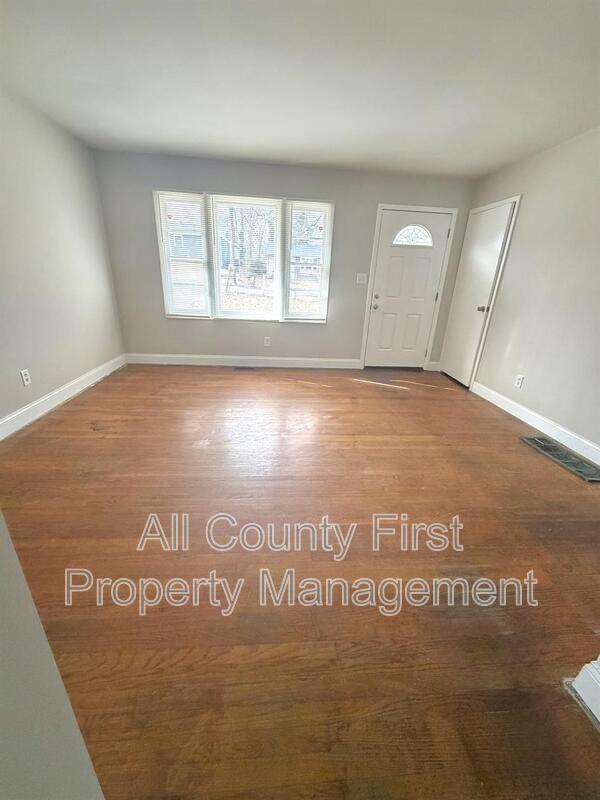 Building Photo - 3236 Renault Rd SE