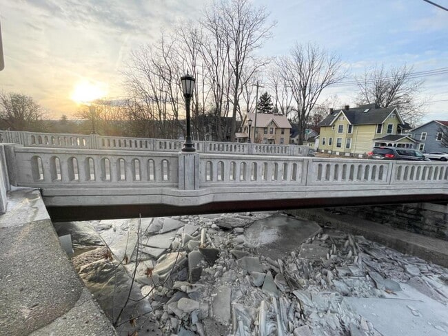 Building Photo - 103 E Spencer St