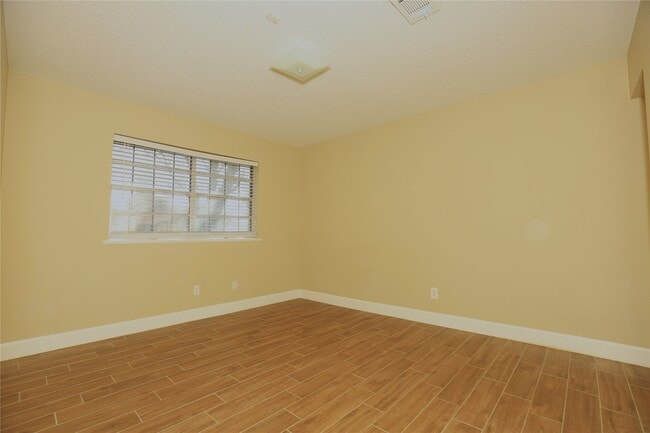 Building Photo - 103 E Meadow Ln